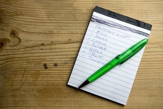 A note with a handwritten list with a pen on top.