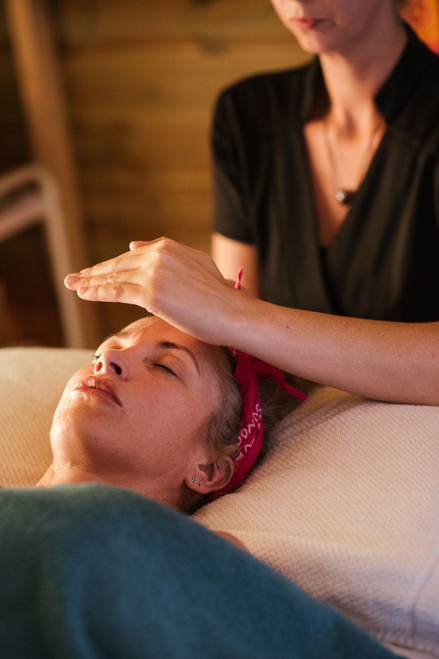 Woman getting a reiki massage
